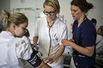 PLEJEUDDANNELSE. Sygeplejerskeuddannelser er en af de uddannelser, der flere steder kan være truet af den stramme økonomi. Her er det Tine Jessen Nielsen (i midten), der læser på sygeplejeuddannelsen i Viborg. Arkivfoto: Anders Rye Skjoldjensen 