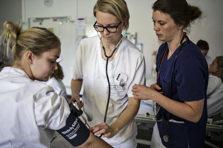 PLEJEUDDANNELSE. Sygeplejerskeuddannelser er en af de uddannelser, der flere steder kan være truet af den stramme økonomi. Her er det Tine Jessen Nielsen (i midten), der læser på sygeplejeuddannelsen i Viborg. Arkivfoto: Anders Rye Skjoldjensen 