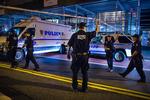 Straks efter, at myndighederne stormede til stedet, blev et stort område i New York afspærret. 