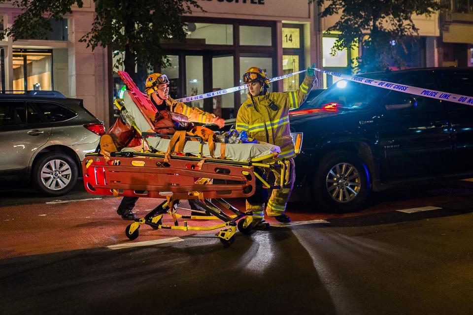 Både politi og brandvæsen er massivt til stede. 