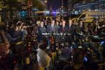 Den lokale borgmester Bill de Blasio (i midten) fortæller, at der er intet, der tyder på, at New York er blevet ramt af et terrorangreb. 