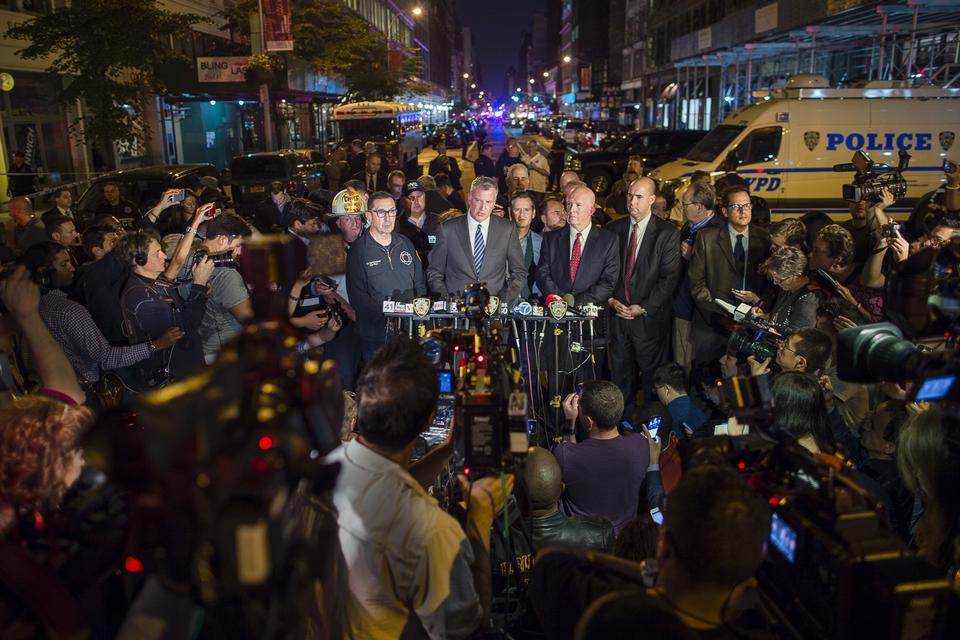 Den lokale borgmester Bill de Blasio (i midten) fortæller, at der er intet, der tyder på, at New York er blevet ramt af et terrorangreb. 