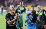Sejr. Anfører Pierre Kanstrup (tv.) hylder de medrejsende fans fra det sønderjyske. 