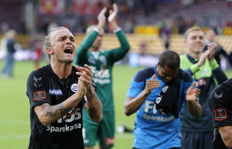Sejr. Anfører Pierre Kanstrup (tv.) hylder de medrejsende fans fra det sønderjyske. 