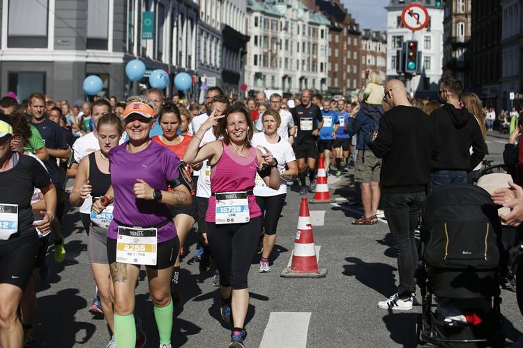 AV. Når ben og fødder begynder at gøre ondt, må man tage tankerne i brug for at gennemføre en halvmaraton. Politiken har spurgt en flok løbere, hvad der får dem til at holde benene igang, når smerterne har sat ind. 