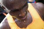 VINDEREN. Sådan ser man ud, når man har løbet i næsten en time med over 21 km/timen. Mød årets vinder James Mwangi Wangari fra Kenya, der løb sit andet halvmaraton nogensinde på banerekord 59,14. 