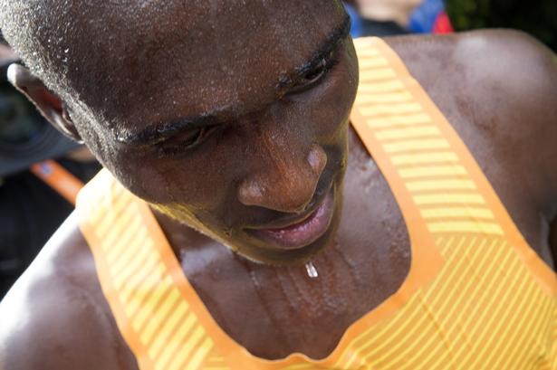 VINDEREN. Sådan ser man ud, når man har løbet i næsten en time med over 21 km/timen. Mød årets vinder James Mwangi Wangari fra Kenya, der løb sit andet halvmaraton nogensinde på banerekord 59,14. 