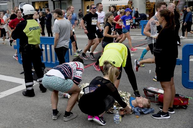 BARSKT. For en af løberen går det galt kun 1,1 km fra mål, men hjælpen er hurtigt fremme. 