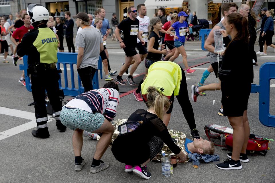 BARSKT. For en af løberen går det galt kun 1,1 km fra mål, men hjælpen er hurtigt fremme. 