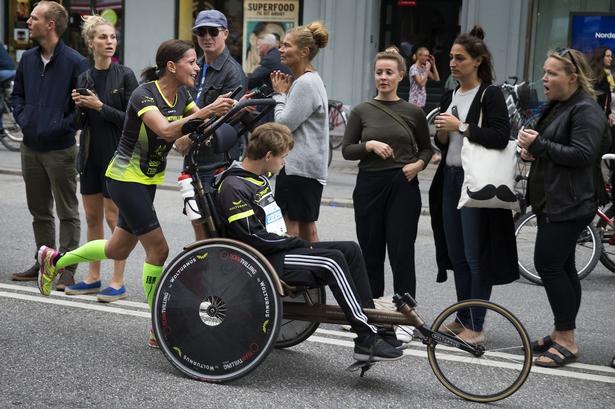 TVILLING. 30 handicappede blev skubbet gennem oplevelsen af svedende hjælper på Team Tvilling, der kæmper for at give alle ret til at få en motionsoplevelse. 