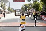 vinderen. James Mwangi Wangari fotograferet to sekunder, efter at han passerer mållinjen. 