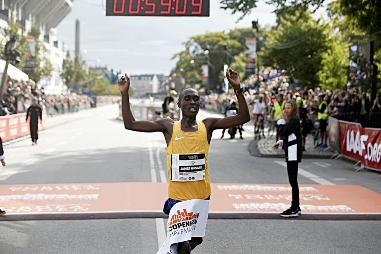 vinderen. James Mwangi Wangari fotograferet to sekunder, efter at han passerer mållinjen. 