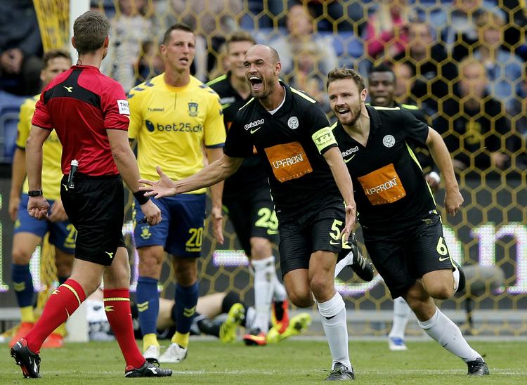 Måååål. Mikkel Rask åbnede festlighederne i Brøndby. 