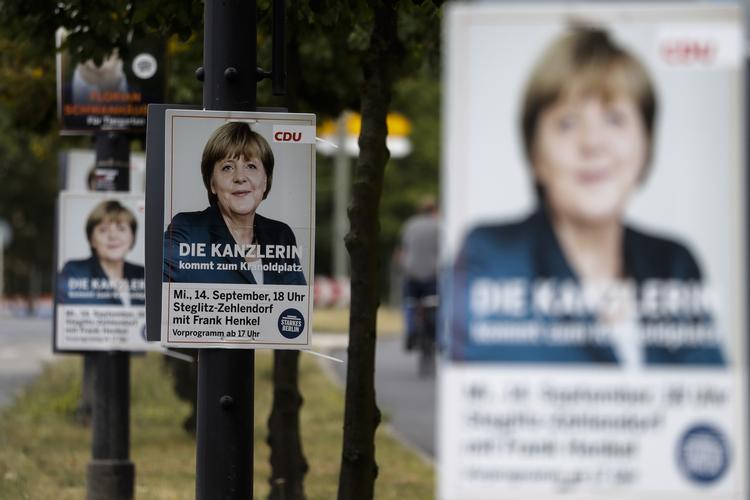 ANGELA Merkel led nyt, sviende nederlag i Berlin, hovr hendes parti, CDU, fik det dårligste resultat nogensinde. 