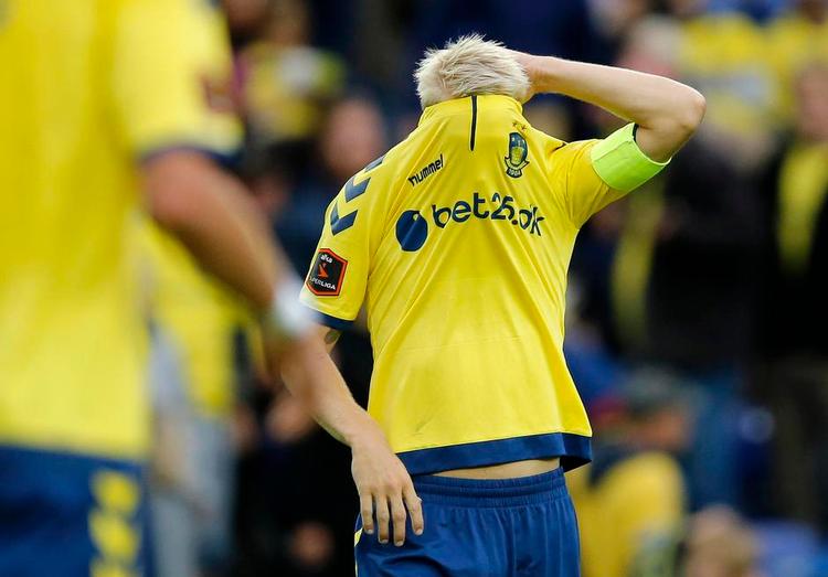 Øv. Brøndby-anfører Johan Larsson ærgrer sig over at have scoret selvmål i kampen mod Viborg. 