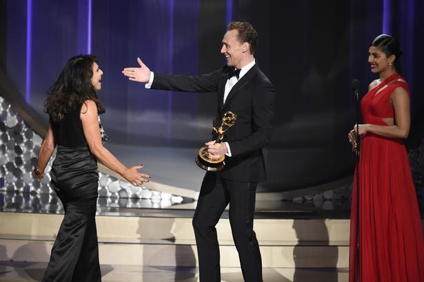 Susanne Bier modtager sin Emmy fra Tom Hiddleston og Priyanka Chopra. 