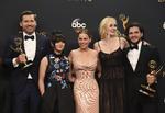 Vindere. Nikolaj Coster Waldau ses her til venstre. Som en af hovedrolleindehaverne i Game of Thrones var han med til at modtage en af showets i alt 12 priser ved årets Emmy-uddeling. 