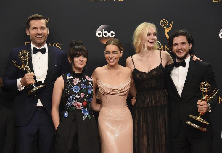 Vindere. Nikolaj Coster Waldau ses her til venstre. Som en af hovedrolleindehaverne i Game of Thrones var han med til at modtage en af showets i alt 12 priser ved årets Emmy-uddeling. 