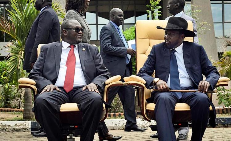 Borgerkrigen i Sydsudan skyldes på overfladen en strid mellem præsident Salva Kiir (til højre) og tidligere vicepræsident Riek Machar, men handler reelt om adgangen til ressourcer som olie og landbrugsjord. 