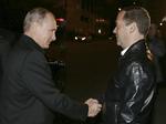 Præsident Vladimir Putin og ministerpræsident Dmitrij Medvedev lykønsker hinanden med valgsejren uden for Forenet Ruslands hovedkvarter søndag aften. 