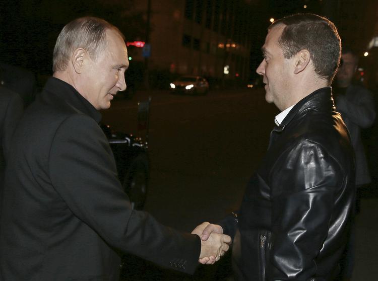 Præsident Vladimir Putin og ministerpræsident Dmitrij Medvedev lykønsker hinanden med valgsejren uden for Forenet Ruslands hovedkvarter søndag aften. 