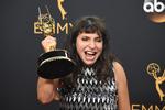 En meget glad Susanne Bier med sin Emmy. 