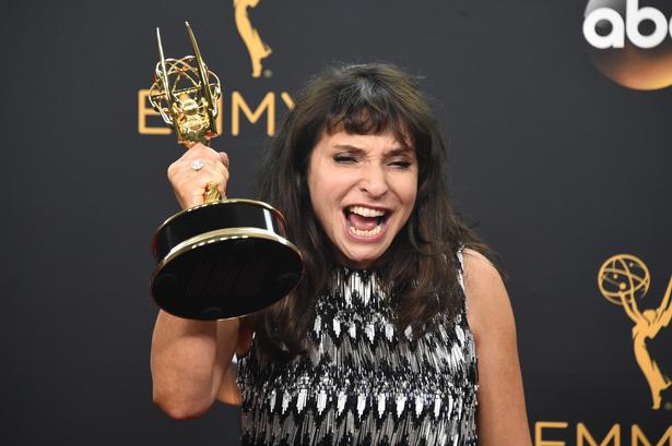 En meget glad Susanne Bier med sin Emmy. 
