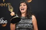 Susanne Bier med sin Emmy efter overrækkelsen. 