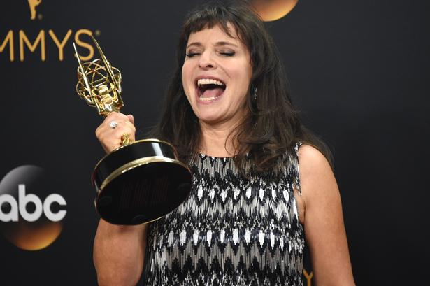 Susanne Bier med sin Emmy efter overrækkelsen. 