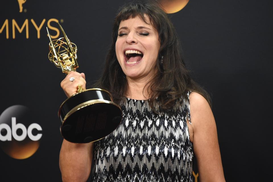 Susanne Bier med sin Emmy efter overrækkelsen. 