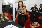 Susanne Bier med sin Emmy, der blev overrakt i The Microsoft Theater i Los Angeles. 