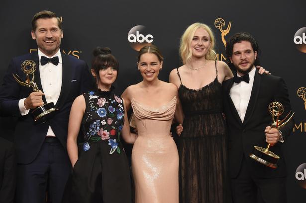 Bier var ikke den eneste dansker på podiet i Los Angeles: Nikolaj Coster-Waldau var med sammen med de andre stjerner fra 'Game of Thrones', Maisie Williams, Emilia Clarke, Sophie Turner og Kit Harington. 