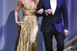 Claire Danes og Bryan Cranston arm i arm på vej på scenen for at overrække en Emmy. 