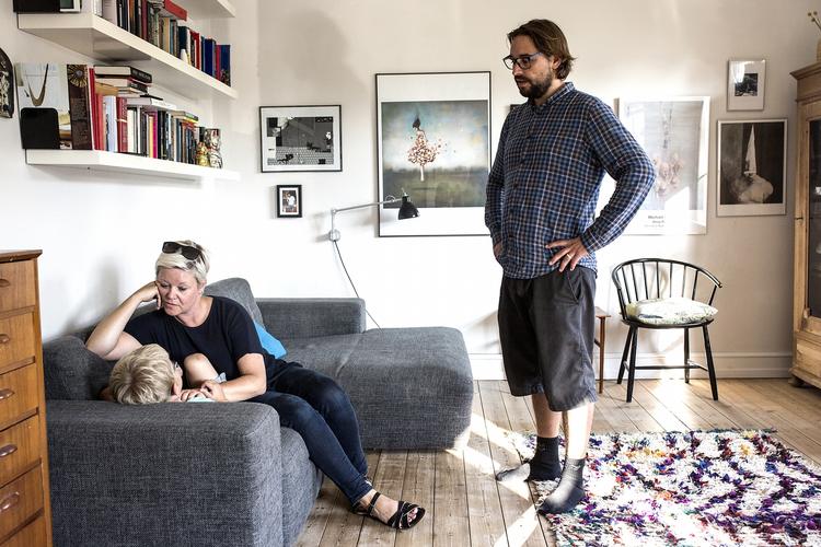 LOVLYDIG. Martin og Louise kan årligt tjene 39.900 kroner gennem Airbnb, før de skal betale skat af det. I år har de indtil videre tjent 49.000, så de har indberettet 10.000 kroner til Skat. »Ellers er det jo skattefusk«, siger Martin. 