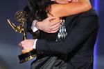 Stor krammer fra Tom Hiddleston, der spiller hovedrollen i 'Natportieren', til Susanne Bier efter overrækkelsen. 