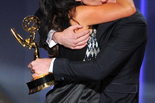 Stor krammer fra Tom Hiddleston, der spiller hovedrollen i 'Natportieren', til Susanne Bier efter overrækkelsen. 
