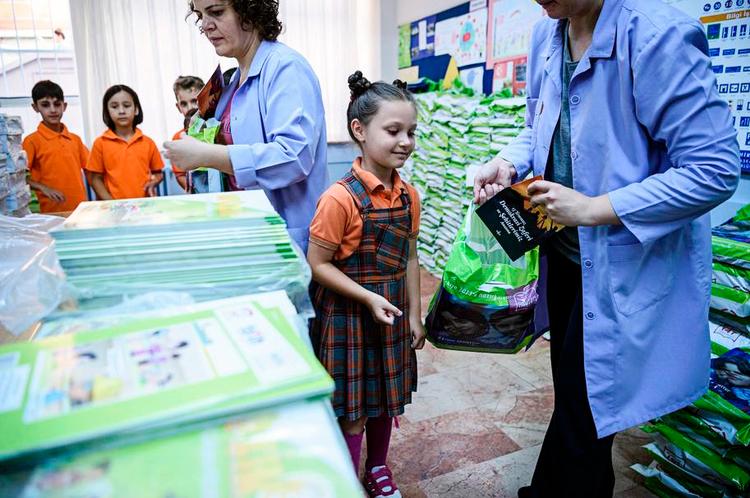 Skolestart. En skoleelev i Istanbul får de nye bøger til skoleåret - heriblandt en bog, hvis oversatte titel er 'Til minde om 15. juli, martyrerne og demokratiets sejr'. 