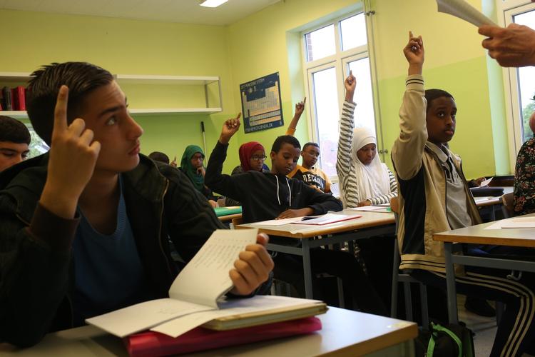 Respekt. Skolelederen på Ahi International School har en samtale med alle forældre inden skolestart, hvor han fortæller om skolens forventninger til eleverne. Eleverne har desuden hver især en disciplinmappe, som der bliver skrevet i, hvis de ikke opfører sig ordentligt. 