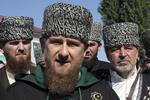 Valgsejr. Tjetjeniens leder siden 2007, Ramzan Kadyrov, fik i weekenden 98 procent af stemmerne i landet. Det fejrede han ved at møde op iført rustning og svær til en reception til ære for Tjetjeniens Kvinder. 