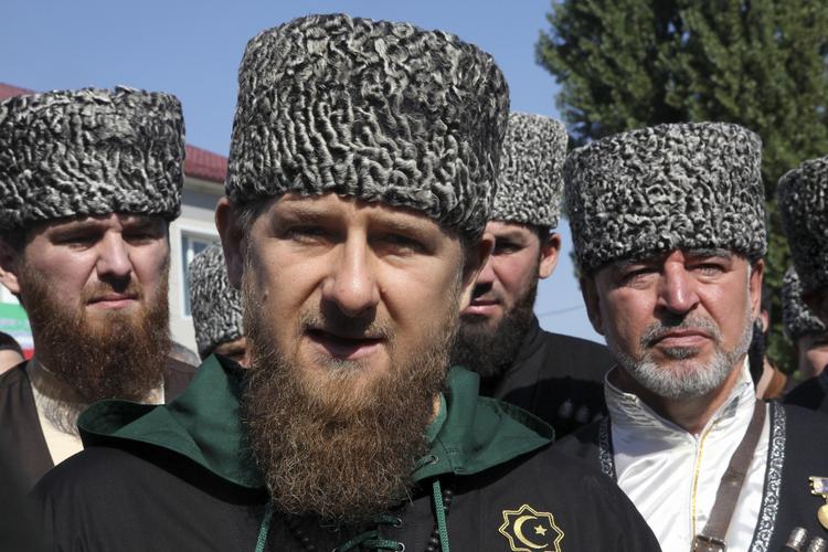 Valgsejr. Tjetjeniens leder siden 2007, Ramzan Kadyrov, fik i weekenden 98 procent af stemmerne i landet. Det fejrede han ved at møde op iført rustning og svær til en reception til ære for Tjetjeniens Kvinder. 