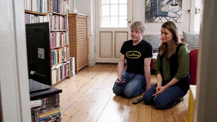 FORTIDEN. Forfatteren Jan Poulsen viser Lotus Turèll optagelser fra Saltlageret i 1983, hvor Dan Turèll stiv af mist dissede publikum til ´legenden Willim S. Burroughs oplæsning. Foto: DR 