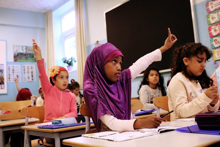 Koncentration. Så snart læreren træder ind af døren, går undervisningen i gang, og eleverne rækker ivrigt hænderne i vejret for at være den næste til at læse højt. 