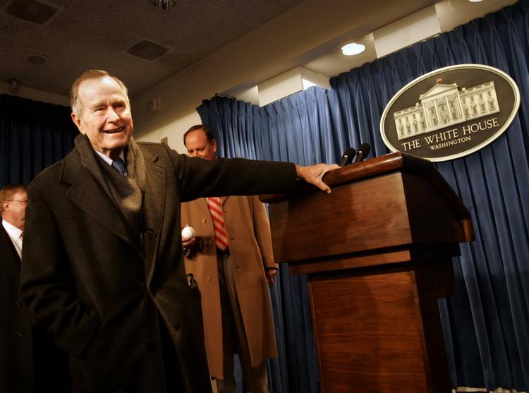 USÆDVANLIGT. Det er ikke sket i nyere amerikansk politisk historie, at en tidligere republikansk præsident støtter en demokratisk præsidentkandidat. Eller omvendt. 
