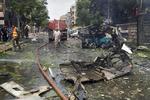 Aleppo. Vragdele ligger strøet uden for Dubeet-hospitalet i Aleppo, der blev bombet 27. april. Læger i de oprørskontrollerede dele af byen siger, at den syrisk-russiske koalition bevidst bomber deres hospitaler. 
