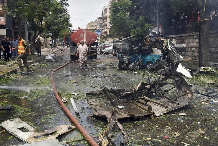 Aleppo. Vragdele ligger strøet uden for Dubeet-hospitalet i Aleppo, der blev bombet 27. april. Læger i de oprørskontrollerede dele af byen siger, at den syrisk-russiske koalition bevidst bomber deres hospitaler. 