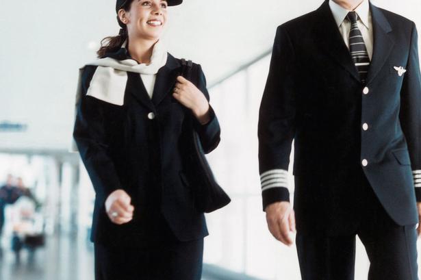 1999. I slutningen af 1990'erne gik Calvin Klein-uniformen fra cool til gammeldags. Den nye uniform skulle være afslappet og med et udvalg, der betød, at man selv kunne vælge forskellige typer tøj at tage på. Det blev Pernilla Forsman fra svenske Tiger, Susanne Levring Rutzou fra danske Bruuns Bazar og Christoffer Bjercke fra norske Hunky Dory, der designede. 