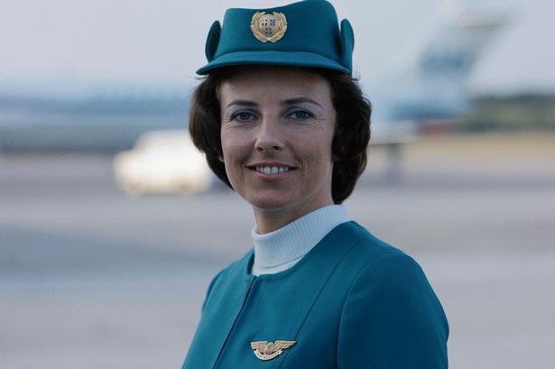 1971. Christian Dior designer vinteruniformen i turkis, der i øvrigt matchede stoffet på sæderne i selskabets 747-maskiner. Kjolen var uden ærmer og jakken til havde lynlås i stedet for knapper. 