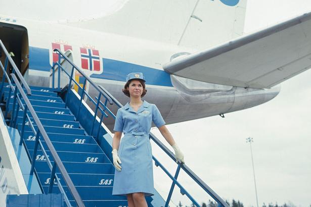 1965. I 1960'erne var det det franske modehus Carven, der designede både vinter- og sommeruniform for SAS. Sidstnævnte blev så stort et hit, at uniformen blev beholdt helt frem til begyndelsen af 1980'erne. Den lyseblå farve blev betegnet som 'strato blue' med en matchende lyseblå jakke, hat, hvide handsker og tørklæde. 