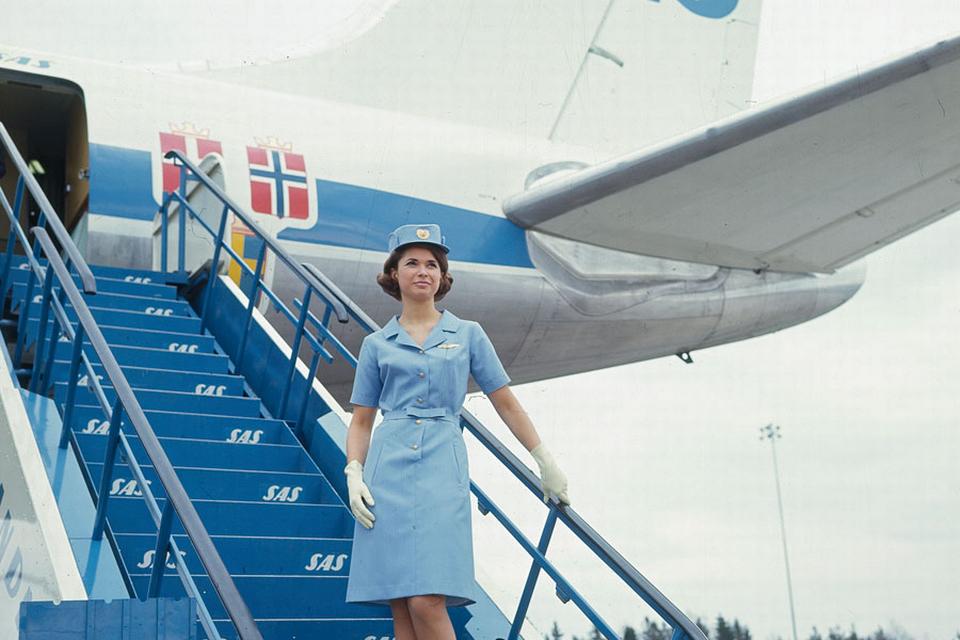 1965. I 1960'erne var det det franske modehus Carven, der designede både vinter- og sommeruniform for SAS. Sidstnævnte blev så stort et hit, at uniformen blev beholdt helt frem til begyndelsen af 1980'erne. Den lyseblå farve blev betegnet som 'strato blue' med en matchende lyseblå jakke, hat, hvide handsker og tørklæde. 