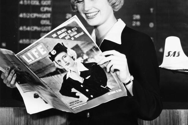 1957. Stewardesse Birgitta Lindman er på forsiden af det amerikanske magasin Life. Hatten blev helt frem til 1983 brugt i forskellige varianter. 